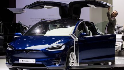 Le Model X de Tesla au salon de l'automobile à Paris en 2016. (VINCENT ISORE / MAXPPP)