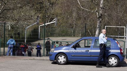 L'&eacute;cole de Villefontaine&nbsp;(Is&egrave;re) o&ugrave; travaillait l'instituteur-directeur de l'&eacute;tablissement accus&eacute; de p&eacute;dophilie, le 24 mars 2015. (PHILIPPE DESMAZES / AFP)