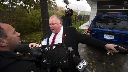 Le maire de Toronto, Rob Ford, demande aux journalistes de quitter sa propri&eacute;t&eacute;, le 31 octobre 2013 &agrave; Toronto (Canada). (MARK BLINCH / REUTERS)