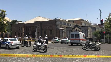 Des policiers sont déployés dans les rues de Téhéran, mercredi 7 juin 2017, après la double attaque qui a visé la capitale iranienne. (FATEMEH BAHRAMI / ANADOLU AGENCY)