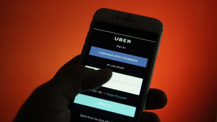 Un smartphone avec l'application Uber, le 25 octobre 2017. (JAAP ARRIENS / NURPHOTO / AFP)