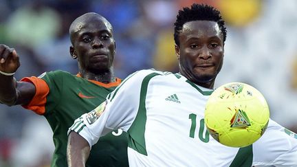 Obi Mikel (Nigeria) au duel avec Chisamba Lungu (Zambie). (FRANCISCO LEONG / AFP)