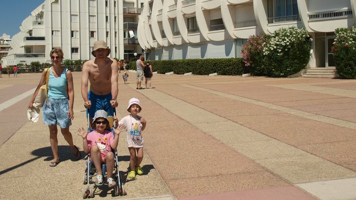 Petite balade sur le front de mer pour Nathalie, Pierre et leurs deux filles, avant d'aller se baigner. (ARIANE NICOLAS / FTVI)