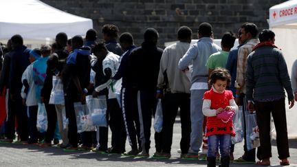 Des migrants sont arrivés à Catane (Sicile), samedi 6 mai 2017. (DARRIN ZAMMIT LUPI/REUTERS)