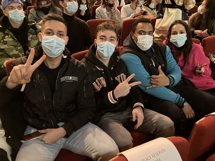 Eddy, John, Mochi et Sarah, fans du manga "L'Attaque des Titans", Théâtre d'Angoulême assistent à la masterclass de l'auteur japonais Hajime Isayama, 28 janvier 2023 (LAURENCE HOUOT / FRANCEINFO CULTURE)