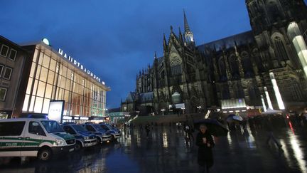 Des véhicules de police sont garés devant la gare de Cologne (Allemagne), le 11 janvier 2016. (OLIVER BERG / DPA / AFP)