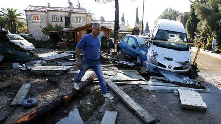 Dans une rue de Biot (Alpes-Maritimes), le 4 octobre 2015, au lendemain de pluies diluviennes qui ont caus&eacute; la mort de nombreuses personnes dans le d&eacute;partement. (JEAN-CHRISTOPHE MAGNENET / AFP)