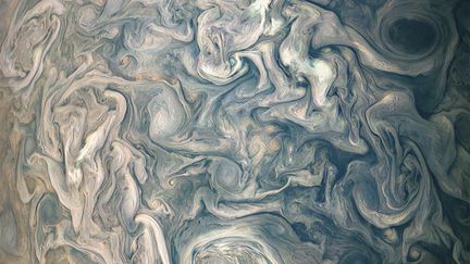 JunoCam saisit, le 24 juin 2018, des nuages en tourbillon dans l'atmosphère de l'hémisphère nord de la planète.&nbsp; (HANDOUT / NASA)