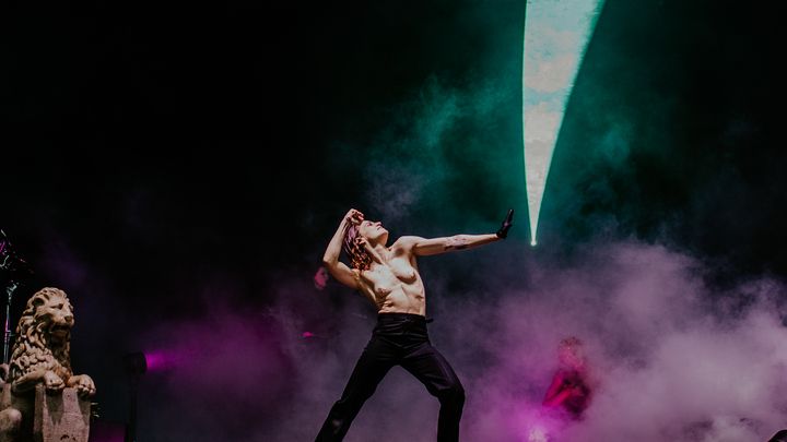 Lors de son concert à Rock en Seine, en 2023, Christine and the Queens a opté pour une scénographie mêlant statues antiques et jeux de lumières. (LOUIS COMAR)