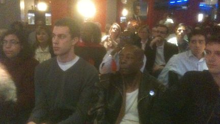 Les sympathisants UMP assistent au débat dans un bar du 18e arrondissement de Paris (AB)