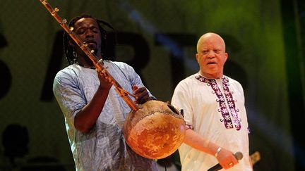 à l'occasion de la journée internationale de sensibilisation à l’albinisme, Salif Keita, la star malienne de la chanson elle-même albinos, en a profité pour dénoncer le sort qui leur est réservé. A un an des élections générales maliennes de 2018, «il y a eu déjà deux sacrifices humains perpétrés sur des albinos. L’un à Kita et l’autre à Sanankoroba», a dénoncé l’artiste. A l’approche des scrutins, il n’est pas rare de voir une recrudescence des meurtres car certains élus font appel à des sorciers pour avoir plus de chances de se faire élire. (Carlo Allegri /Reuters)