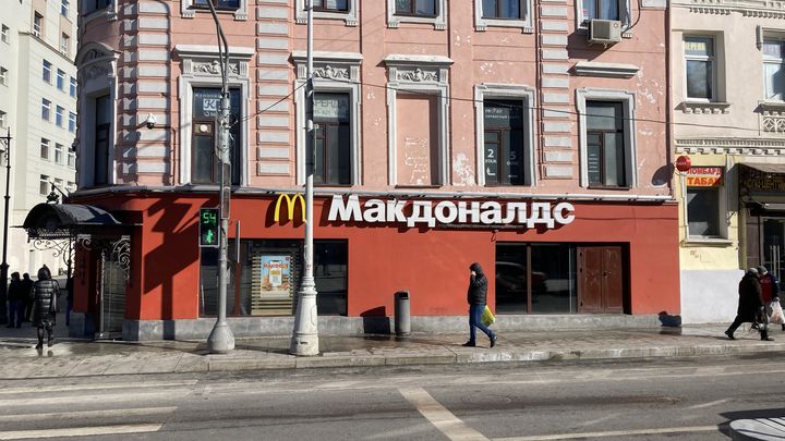 Le McDonald's de Tchistye Proudi, à&nbsp;Moscou, mercredi 9 mars 2022. (SYLVAIN TRONCHET / RADIO FRANCE)