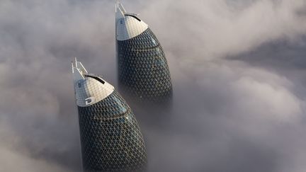 Deux grattes-ciel de&nbsp;Dubaï (Emirats arabes unis) perdus dans le brouillard.&nbsp; (CATERS/ RUSTAM AZMI/SIPA)