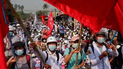 Des personnes manifestent contre le coup d'Etat militaire, le 13 mars 2021 à Mandalay (Birmanie).&nbsp; (STRINGER / ANADOLU AGENCY / AFP)