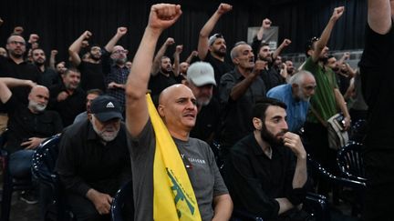 Des membres du Hezbollah lors de l'enterrement d'un chef militaire, tué par l'armée israélienne, le 30 juillet à Beyrouth (Liban). (HOUSSAM SHBARO / ANADOLU / AFP)