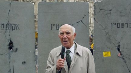 5 mars 2004 à Paris: Stéphane Hessel, ancien ambassadeur de France en Israël, dénonce le mur de séparation construit par Israël. (JACK GUEZ / AFP)