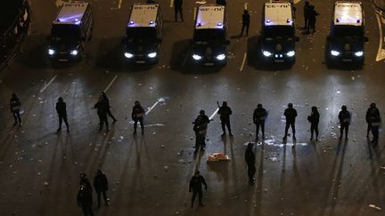 Des policiers anti-&eacute;meute surveillent une manifestation contre l'aust&eacute;rit&eacute; devant le Parlement &agrave; Madrid (Espagne), le 23 f&eacute;vrier 2013. (JUAN MEDINA / REUTERS)