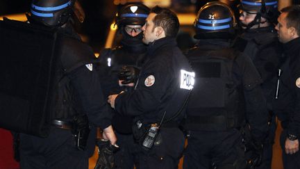 Des membres du Raid, le 21 mars 2012, &agrave; Toulouse (Haute-Garonne) lors de l'op&eacute;ration d'interpellation du tueur pr&eacute;sum&eacute; de Toulouse et Montauban. (LIONEL BONAVENTURE / AFP)