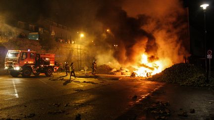 Les pompiers &eacute;teignent un incendie d&eacute;clench&eacute; par les agriculteurs &agrave; Morlaix (Finist&egrave;re), le 20 septembre 2014. (CITIZENSIDE / ARZHEL FLEOUTER / AFP)