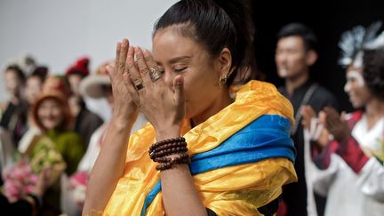 La créatrice de la marque AJ-Namo au final de son défilé ah 2017-18 à la Fashion week de Pékin, mars 2017
 (NICOLAS ASFOURI / AFP)