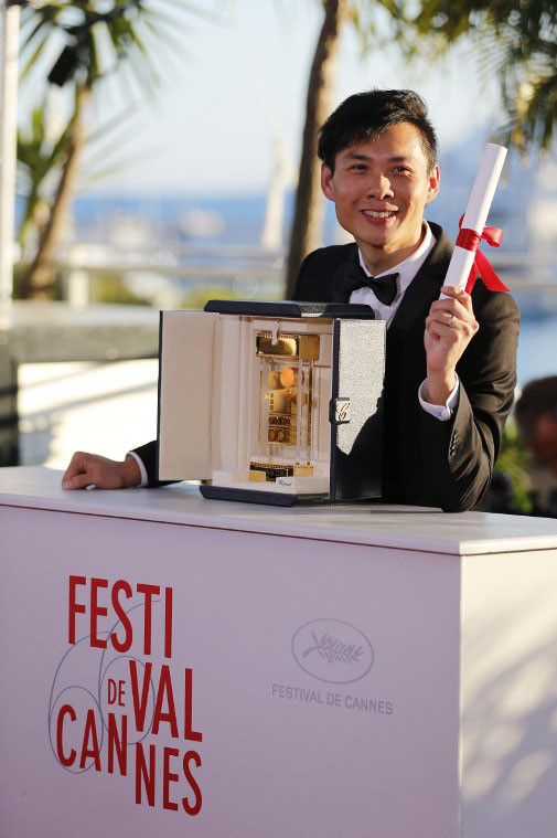 Le réalisateur singapourien Anthony Chen pose avec sa Caméra d'or en 2013 reçu pour "Ilo Ilo"
 (Xiao dudu hz / Imaginechina)