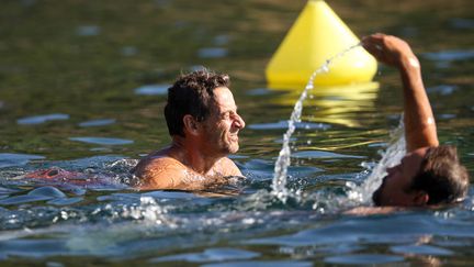 Le pr&eacute;sident sortant Nicolas Sarkozy&nbsp;(G) a pass&eacute; l'&eacute;t&eacute; au Domaine du Cap N&egrave;gre (Var), la r&eacute;sidence de son &eacute;pouse Carla Bruni. Qui y avait invit&eacute; &eacute;galement Vincent Perez (D), un de ses ex-compagnons.&nbsp; (ALAIN ROBERT / APERÇU / SIPA)