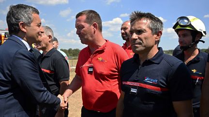 Le ministre de l'Intérieur Gérald Darmanin a rencontré les pompiers&nbsp;lors d'un déplacement à Mostuéjouls (Aveyron), le 10 août 2022. (LIONEL BONAVENTURE / AFP)