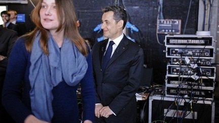 Carla Bruni et Nicolas Sarkozy avant l'émission Des paroles et des actes (LIONEL BONAVENTURE / AFP)