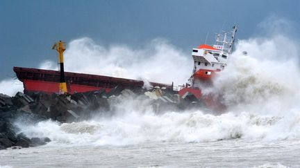 Un cargo espagnol s'est &eacute;chou&eacute; &agrave; Anglet (Pyr&eacute;n&eacute;es-Atlantiques) en raison de la temp&ecirc;te, le 5 f&eacute;vrier 2014. (KEPA ETCHANDY / AFP)