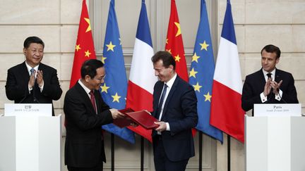 Jia Baojun, président de CASC, et Guillaume Faury, président d'Airbus Commercial Aircraft et futur patron d'Airbus, officialisent le contrat portant sur la vente de 300 avions Airbus, lundi 25 mars 2019 à l'Elysée.&nbsp; (YOAN VALAT / POOL / AFP)