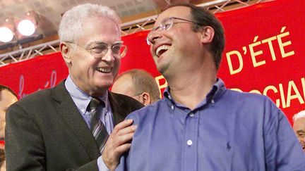 Le Premier ministre&nbsp;Lionel Jospin et le premier secr&eacute;taire du PS, Fran&ccedil;ois Hollande &agrave; La Rochelle,&nbsp;le 29 ao&ucirc;t 1999.&nbsp; (DERRICK CEYRAC / AFP)