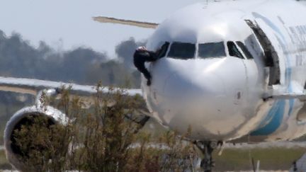 Les images de la fin du détournement de l'avion d'EgyptAir à Chypre