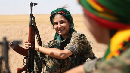 Combattante du YPG, branche armée du parti kurde de Syrie, faisant une pause dans les combats, le 4 septembre 2015, sur la ligne de front au nord de la ville de Hassakeh. (AFP PHOTO / DELIL SOULEIMAN)