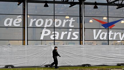 Un gendarme français patrouille autour d'un terminal de l'aéroport de Vatry (Marne), le 23 décembre 2023, deux jours après que les autorités ont immobilisé au sol un avion pour suspicion de "trafic d'êtres humains". (FRANCOIS NASCIMBENI / AFP)