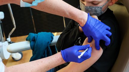 Un enfant fragile se fait vacciner contre le Covid-19 le 20 décembre 2021 à Trévenans (Territoire de Belfort). (MICHAEL DESPREZ / MAXPPP)