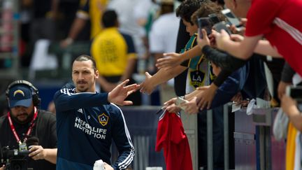 Après Paris, Zlatan Ibrahimovic découvre en 2016 un nouveau championnat, la Premier League avec Manchester United. Mais il subit sa première grave blessure, une rupture des ligaments croisés du genou, et quitte les Red Devils après seulement deux saisons et une première expérience sans remporter le championnat. Il se lance alors dans un nouveau défi à sa mesure : être la superstar absolue d'une ligue émergente, la MLS nord-américaine avec le Los Angeles Galaxy. Il y restera deux ans, entre phénomène marketing et expérience sportive mitigée. (BRANDON PARRY / MAXPPP)