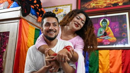 Surendra Pandey et Maya Gurung photographiés le 30 août 2023 à Katmandou (Népal). (PRAKASH MATHEMA / AFP)