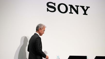 Kenichiro Yoshida, le patron de Sony, à une conférence de presse à Tokyo où il a annoncé l'acquisition par son groupe d'EMI Music Publishing (22 mai 2018)
 (Martin Bureau / AFP)