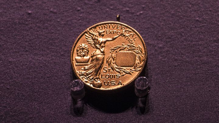 Le dos d'une médaille de bronze décernée aux Jeux de Saint-Louis en 1904, exposée au Musée des sports de Sao Paulo, au Brésil, le 19 juin 2013. (AGB PHOTO LIBRARY / UNIVERSAL IMAGES)