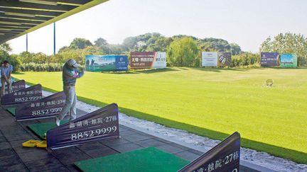 Des joueurs de golf à Wuxi, dans la province du Jiangsu en Chine (est du pays), le 12 octobre 2013.  (HAO YUN / IMAGINECHINA)