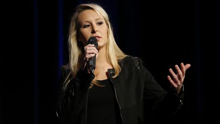 Marion Mar&eacute;chal-Le Pen lors d'un meeting FN &agrave; Nice (Alpes-Maritimes), le 7 d&eacute;cembre 2013. (VALERY HACHE / AFP)