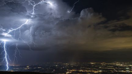 Un éclair tombe dans le Jura, le 6 février 2019. (CHRISTOPHE SUAREZ / BIOSPHOTO / AFP)