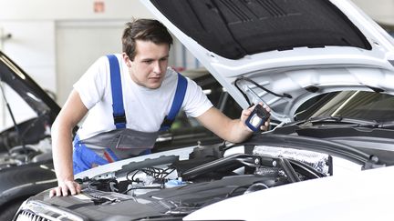 De plus en plus d'automobilistes évitent les contrôles techniques pour des raisons financières.  (Illustration) (WESTEND61 / GETTY IMAGES)