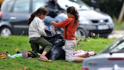 Les enfants exilés et les enfants roms sont les principales victimes du mal-logement des mineurs en France. Photo d’illustration. (PAUCHET / MAXPPP)