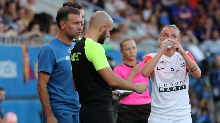 La Montpelliéraine Marion Torrent avec son entraîneur Yannick Chandioux lors de la rencontre amicale face à Barcelone, le 23 août 2022, au Johan Cruyff Stadium. (URBANANDSPORT / AFP)