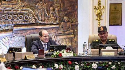 Une photo publiée par la présidence égyptienne, le 30 mai 2023, montre le président égyptien Abdel Fattah al-Sisi (à gauche) et le lieutenant-général Ashraf Salem Zaher, au Caire. (PRESIDENCE EGYPTIENNE / AFP)