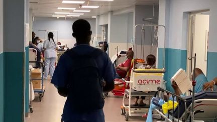 En Guadeloupe, l'hôpital est contraint de limiter son activité aux urgences, faute de personnel soignant. Une vaste campagne de recrutement a été lancée. (FRANCE 3)