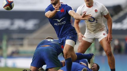 Baptiste Couilloud à la manœuvre contre Angleterre (ADRIAN DENNIS / AFP)