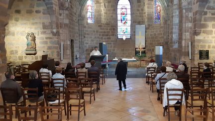 Une messe célébrée dans l'église d'Objat, en mai 2020. (NICOLAS BLANZAT / FRANCE-BLEU LIMOUSIN)