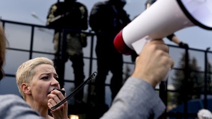 L'opposante biélorusse Maria Kolesnikova, dans une manifestation contre le président Alexandre Loukachenko, le 30 août 2020. (MARINA SEREBRYAKOVA / ANADOLU AGENCY / AFP)